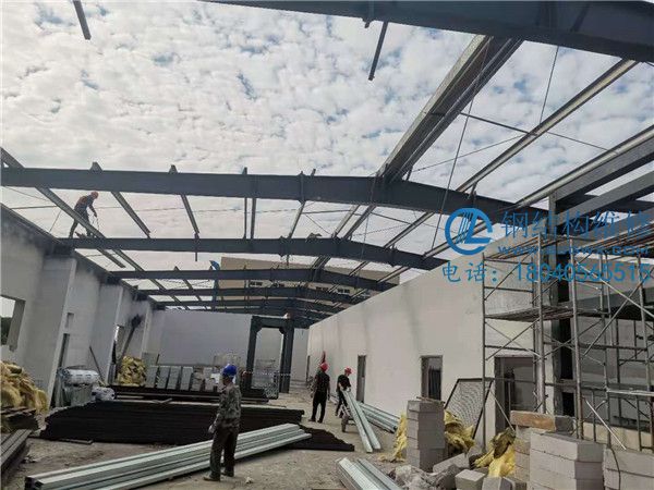 鋼結(jié)構(gòu)屋頂泄爆屋面安裝施工方法(圖1) 鋼結(jié)構(gòu)屋頂泄爆屋面安裝施工方法(圖1)